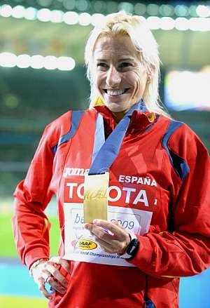 Marta Domnguez, con la medalla de oro. (Foto: AFP)