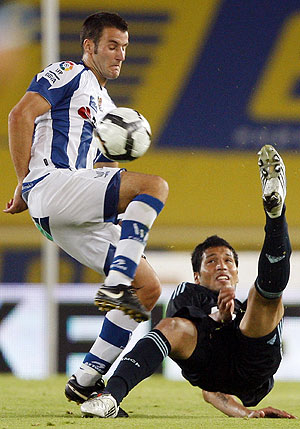 Garay, defendiendo un baln en el partido frente a la Real Sociedad (Foto: EFE)