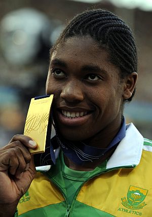 Semenya, con la medalla de oro de 800 metros. (Foto: EFE)