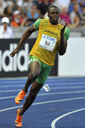 Bolt, en la curva del 200. (Foto: AFP)
