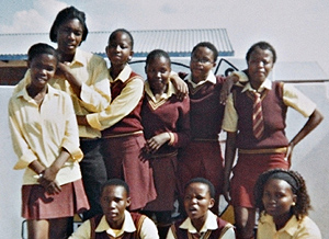 Caster Semenya, de pie la segunda por la izquierda, junto a sus compaeras de clase.