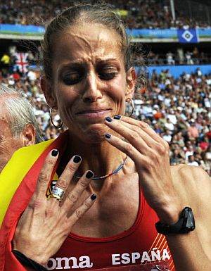 Natalia, desconsolada a pesar del triunfo. (Foto: AFP)