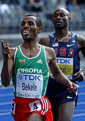 Bekele celebra su triunfo seguido de cerca por Lagat. (Foto: EFE)