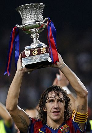 Puyol levanta la Supercopa en el Camp Nou. (AFP)