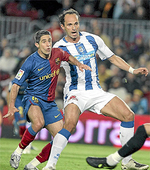 Sylvinho, durante un partido con el Barcelona (Foto: EFE)