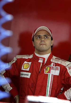 Massa observa los tiempos en un entrenamiento del GP de Alemania. (Foto: REUTERS)