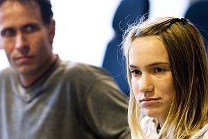 Laura Dekker, junto a su padre, en el juzgado de menores de Utrcht. (Foto: EFE)