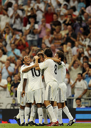 El Bernabu y los jugadores, celebrando uno de los goles (Foto: AFP)