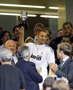 Benzema, con el trofeo de mejor jugador del torneo Santiago Bernabu. (Foto: EFE)
