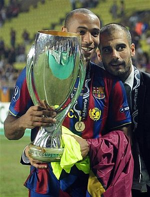 Guardiola posa junto a Henry con la Supercopa de Europa. (Foto: EFE)
