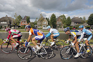 Los ciclistas a su paso por Emmen. (Foto: EFE)