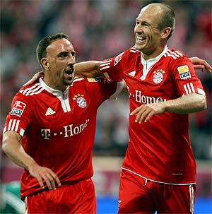 Ribery celebra un gol con Robben ante el Wolfsburgo. (Foto: EFE)