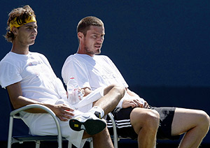 Nadal y Safin se relajan tras el entrenamiento. (Foto: REUTERS)