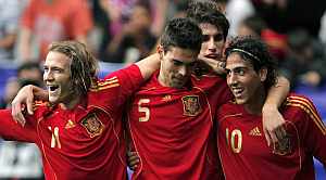 Diego Capel, Botia y Daniel Parejo celebran el segundo gol de Espaa. (EFE)