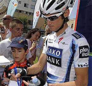 Franck Schleck firma autgrafos en la salida de la etapa Tarragona-Vinars. (Foto: REUTERS)