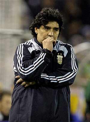 Maradona, circunspecto en el banquillo. (AP)