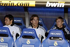 Ramos junto a Guti y Saviola en el banquillo del Real Madrid. (Foto: Carlos Barajas)