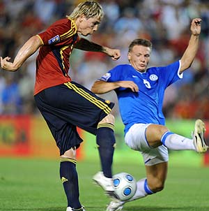 Torres remata ante Kruglov. (Foto: AFP)