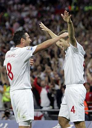 Gerrard celebra un gol con Lampard. (AP)