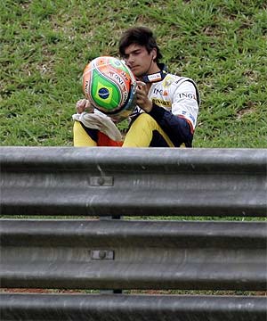 Nelsinho, tras su accidente en Interlagos el pasado noviembre. (Foto: AFP)