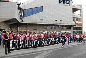 Aficionados del Atltico protestan contra los directivos. (Foto: EFE)