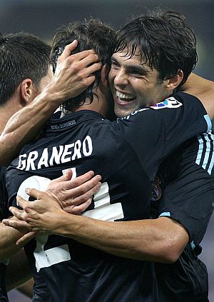 Kak abraza a Granero, su socio en el primer gol. (EFE)