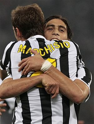 Martn Cceres celebra su primer gol en la Juve con Marchisio. (AP)