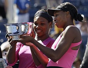 Venus (d) y Serena observan el trofeo conquistado. (Foto: AP)