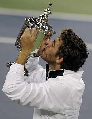 Juan Martín del Potro besa el trofeo de vencedor del Us Open. (EFE)