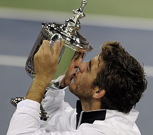 Del POtro besa el trofeo. (Foto: EFE)