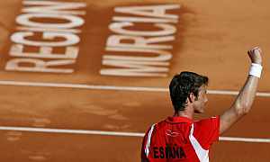 Juan Carlos Ferrero saluda al pblico tras derrotar a Sela. (EFE)