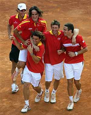 Los jugadores espaoles celebran su pase a la final de la Copa Davis. (EFE)