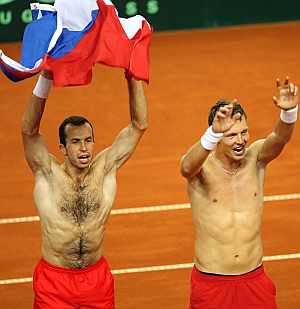 Radek Stepanek (i) y Thomas Berdych celebran la victoria de la República Checa. (EFE)