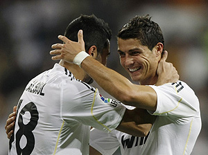 Albiol (izq.) felicita a Ronaldo despus de uno de sus goles ante el Xerez. (REUTERS)