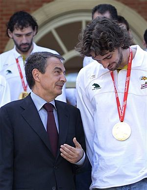 Zapatero charla con Gasol en La Moncloa. (Foto: AP)
