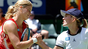 Clijsters (d) y Henin se saludan tras un encuentro en el Abierto de Australia. (Foto: AP)