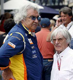 Briatore (i) y Ecclestone, en 2008. (Foto: EFE)