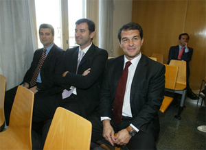 Joan Laporta, en una imagen de junio de 2008, junto a Ferran Soriano y Jaume Ferrer (izq.), uno de los vicepresidentes espiados. (A. MORENO)