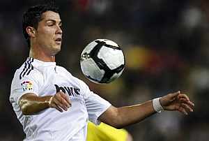 Cristiano Ronaldo controla el balón. (AFP)