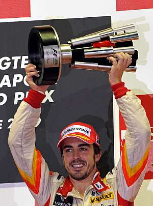 Fernando Alonso celebra su primer podio del año. (Foto: AFP)