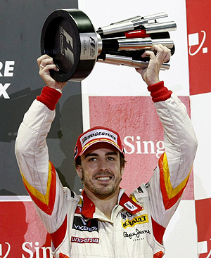 Fernando Alonso celebra el podio conseguido en Singapur. (Foto: EFE)