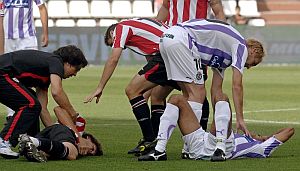 Llorente y Nivaldo, tendidos en el suelo tras su choque. (Foto: EFE)