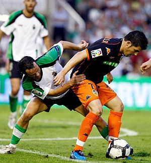 David Villa controla una pelota en El Sardinero. (EFE)