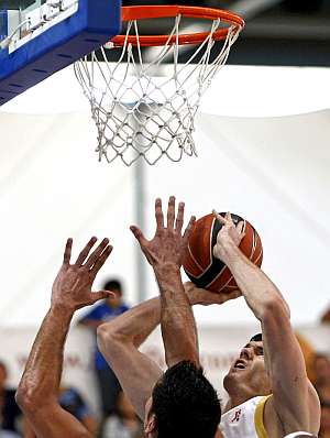 Lavrinovic lanza por encima de Juanjo Triguero. (Foto: EFE)