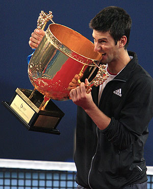 Djokovic muerde el trofeo del Abierto de China (Foto: Reuters)