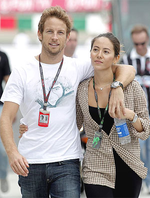 Jenson Button, junto a su novia, Jessica Michabata. (Foto: EFE)