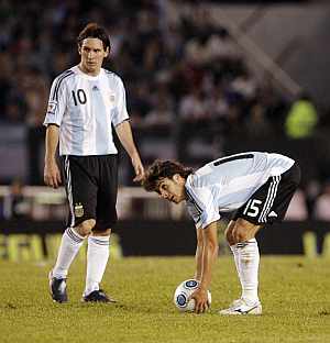 Leo Messi, junto a Pablo Aimar, en el reciente Argentina-Per. (EFE)
