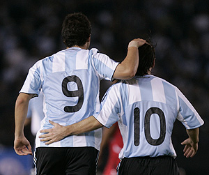 Higuaín (izq.), ejemplo de incoherencia de Maradona, y Messi, de incapacidad. (EFE)