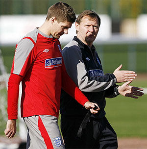 Gerrard abandona el entrenamiento con su seleccin por molestias fsicas. (Foto: AFP)