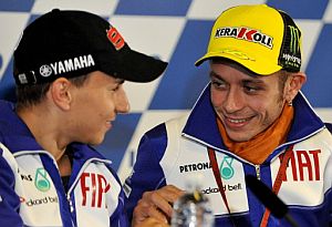 Lorenzo habla con Rossi durante la rueda de prensa. (Foto: AFP)
